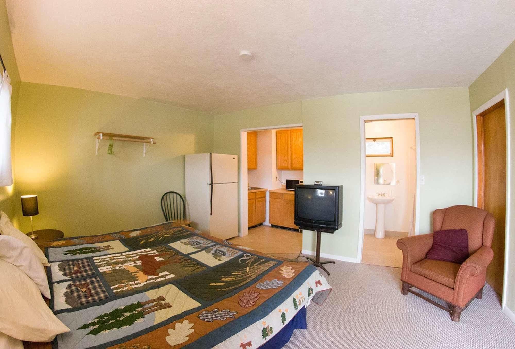 Yellowstone Holiday Motelウェスト・イエローストーン エクステリア 写真