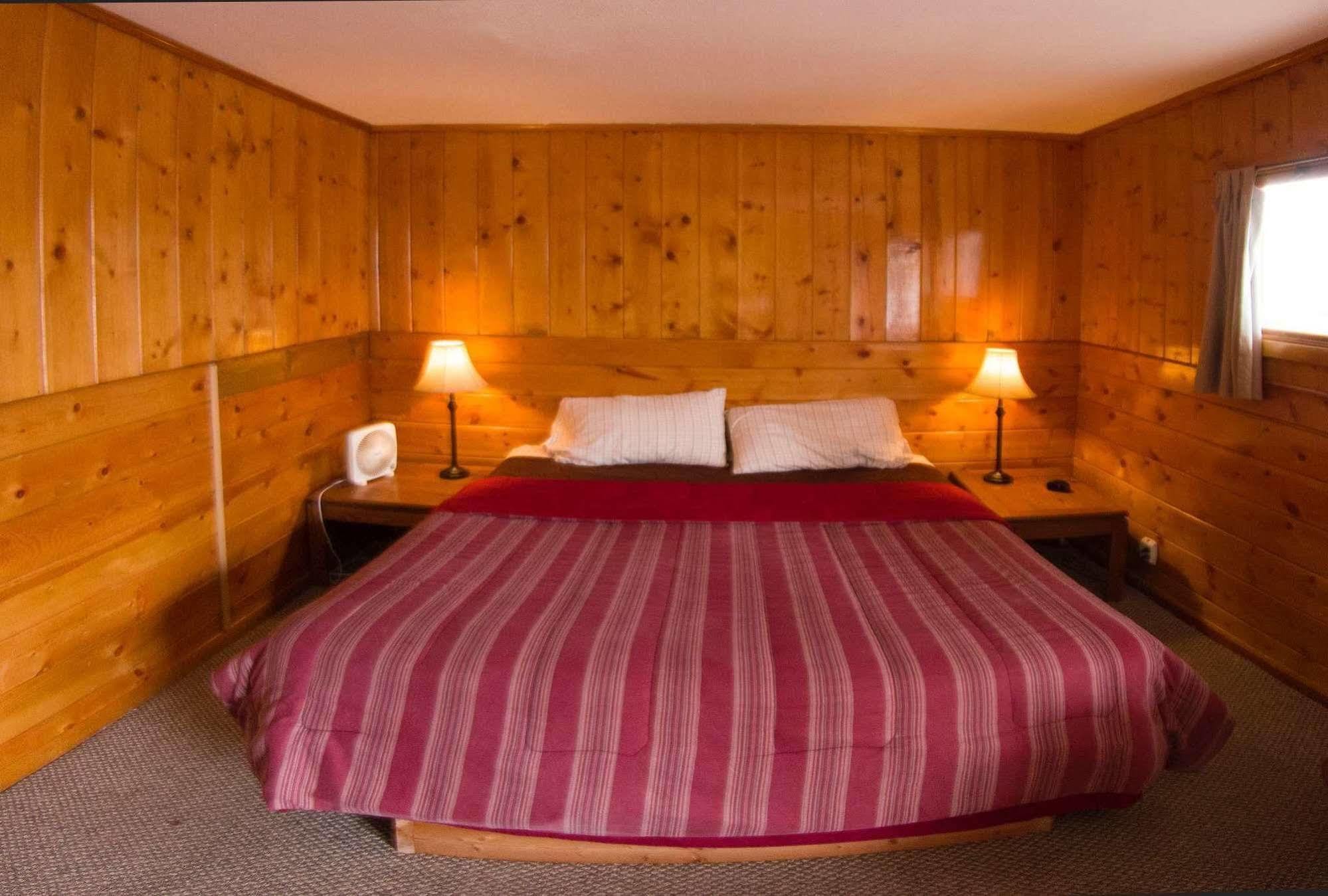 Yellowstone Holiday Motelウェスト・イエローストーン エクステリア 写真